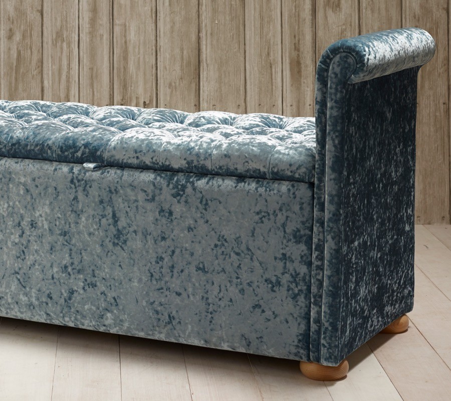Deep Buttoned Lid with Pleated Arms